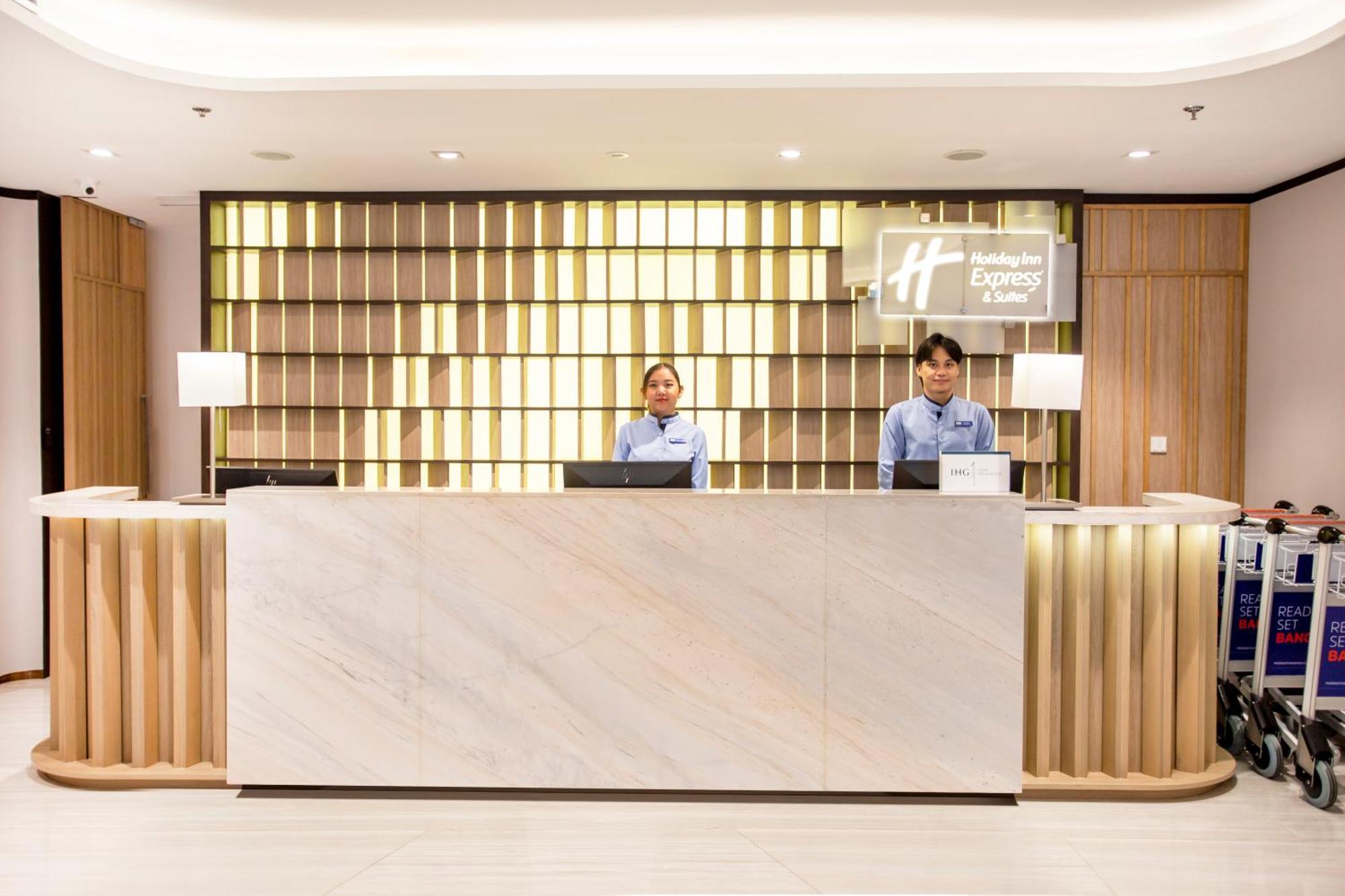 Holiday Inn Express & Suites Bangkok Central Pier By Ihg Exterior foto